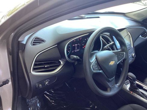 Used 2025 Chevrolet Malibu LT FWD image 9