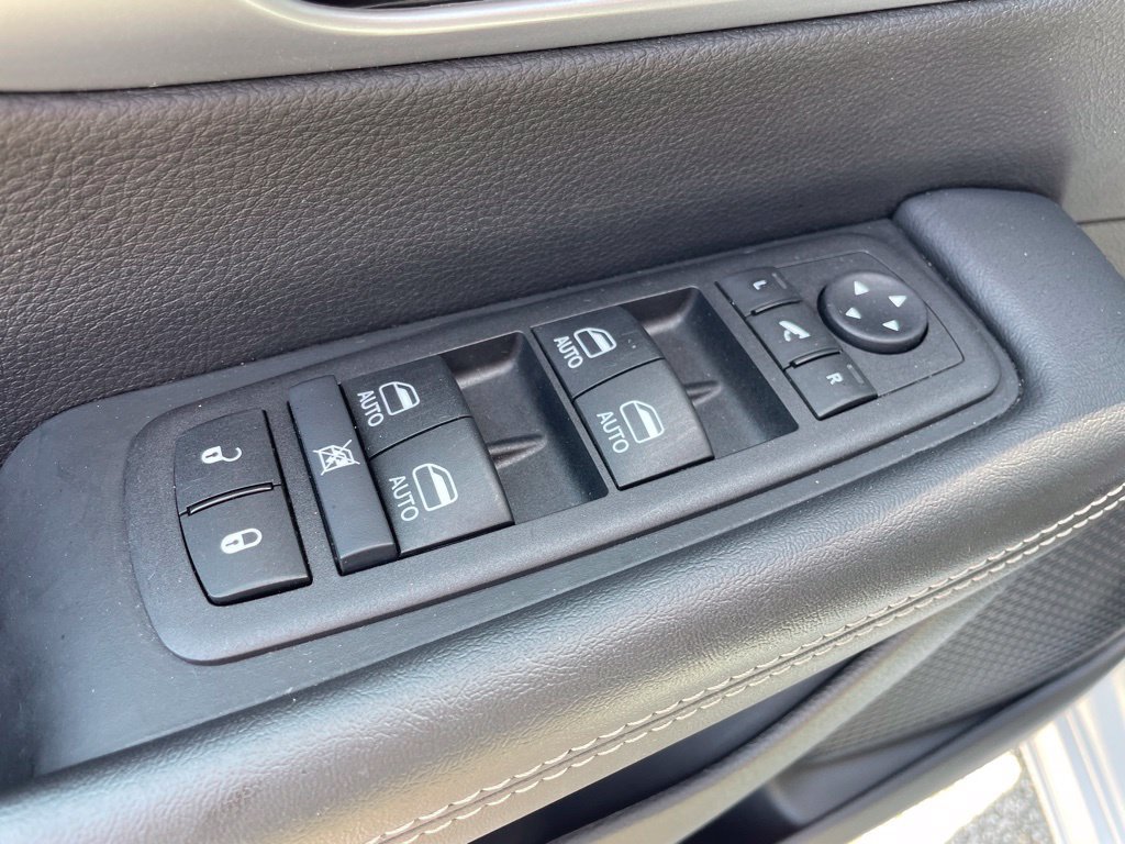 Used 2026 Chrysler Pacifica Limited FWD image 10