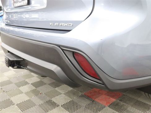 Used 2021 Toyota Highlander XLE AWD/4WD image 12