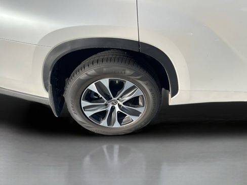 Used 2023 Toyota Highlander XLE image 25