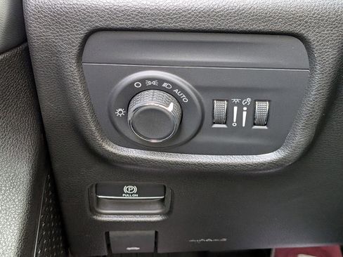 Used 2023 Jeep Grand Cherokee L Laredo image 15