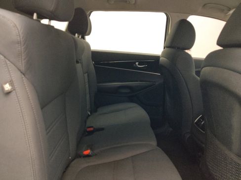 Used 2019 Kia Sorento LX image 19