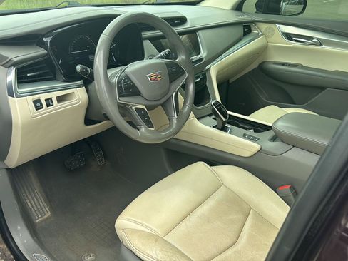 Used 2018 Cadillac XT5 Luxury w/ Driver Awareness Package AWD/4WD image 11