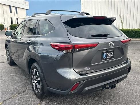 Used 2020 Toyota Highlander XLE AWD/4WD image 8