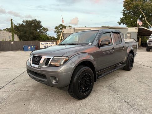 Used 2019 Nissan Frontier SV image 2