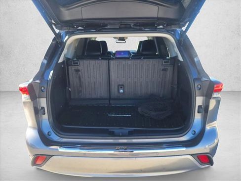 Used 2023 Toyota Highlander Platinum image 18