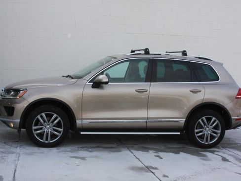 Used 2016 Volkswagen Touareg Sport image 10
