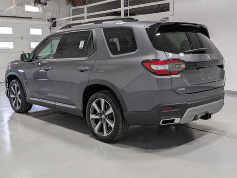Certified 2025 Honda Pilot Touring image 10