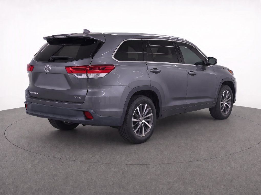 Used 2019 Toyota Highlander XLE FWD image 6