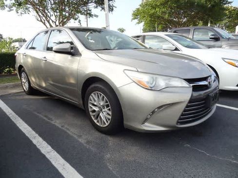 Used 2017 Toyota Camry LE FWD image 4