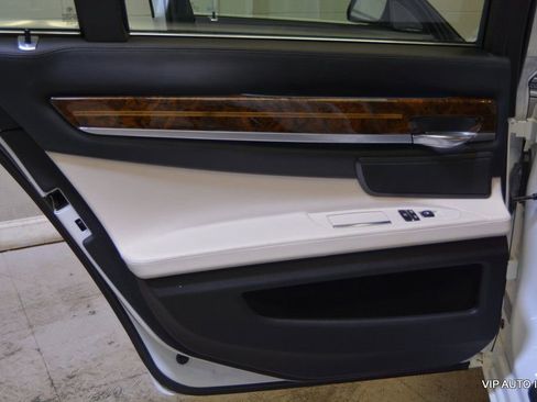 Used 2014 BMW 740i image 9