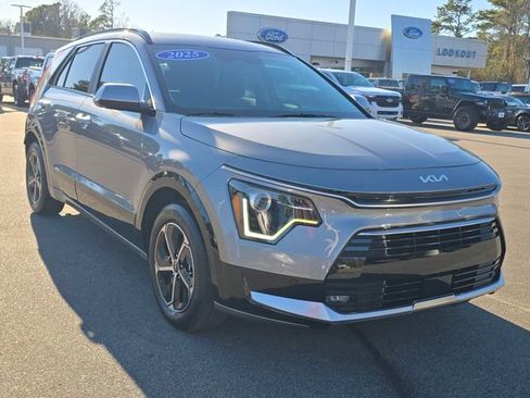 Used 2025 Kia Niro SX image 7