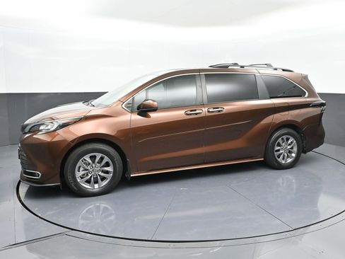 Used 2023 Toyota Sienna XLE image 23