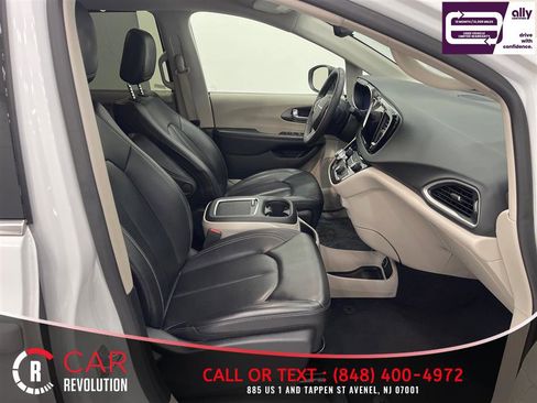 Used 2023 Chrysler Pacifica Touring-L FWD image 51