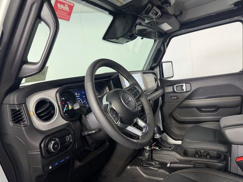 Used 2025 Jeep Wrangler Unlimited Sahara AWD/4WD image 23
