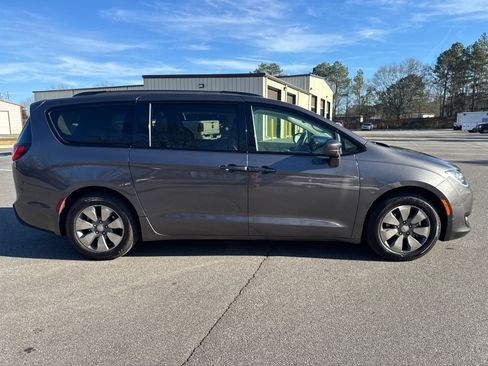 Used 2018 Chrysler Pacifica Touring-L image 4