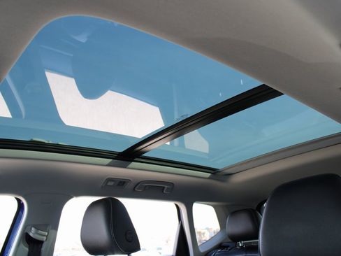 Certified 2023 Volkswagen Taos SE w/ Panoramic Sunroof Package image 19