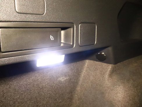 Used 2022 Volkswagen Tiguan SE image 41