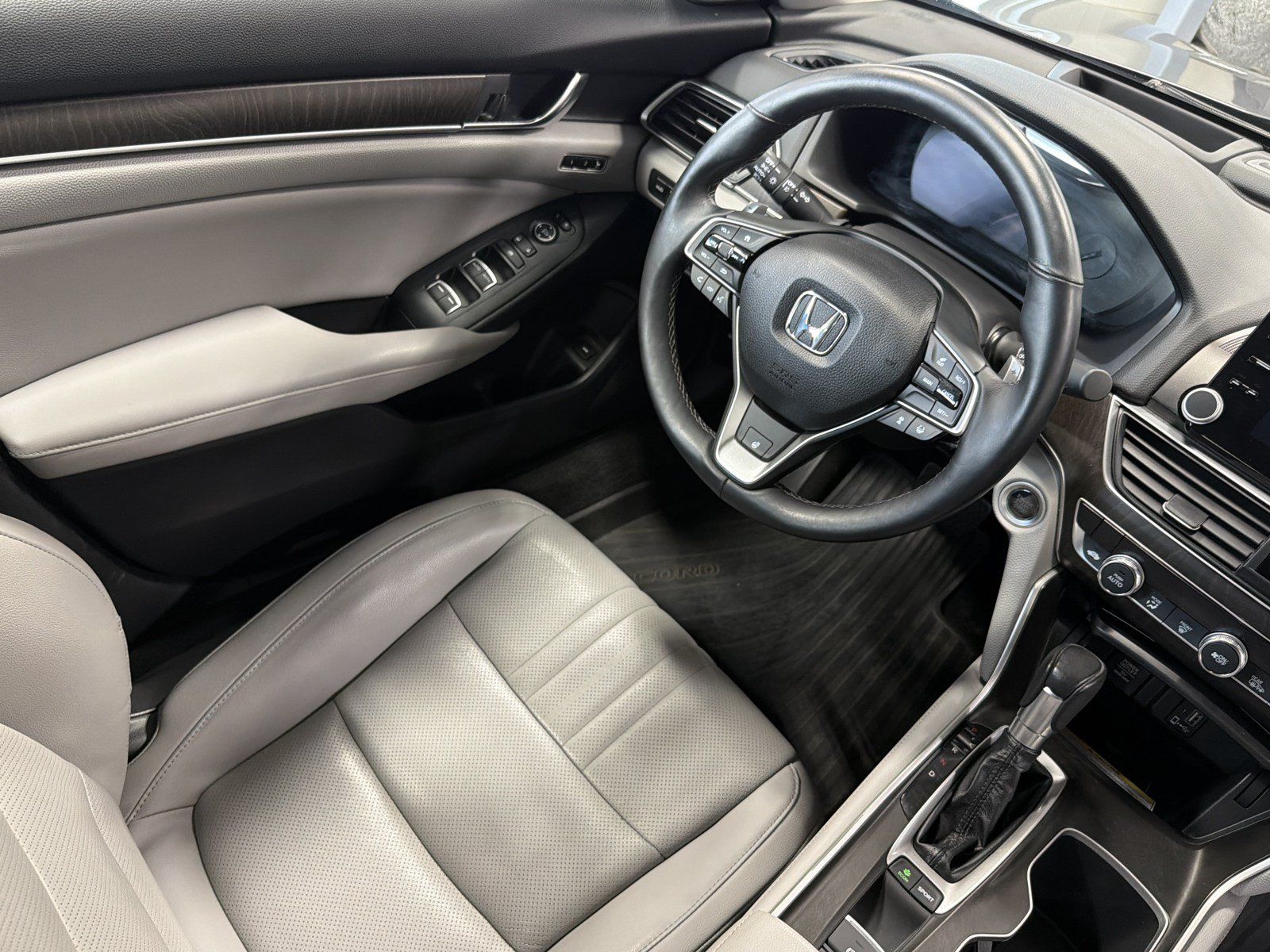 Used 2018 Honda Accord Touring image 7