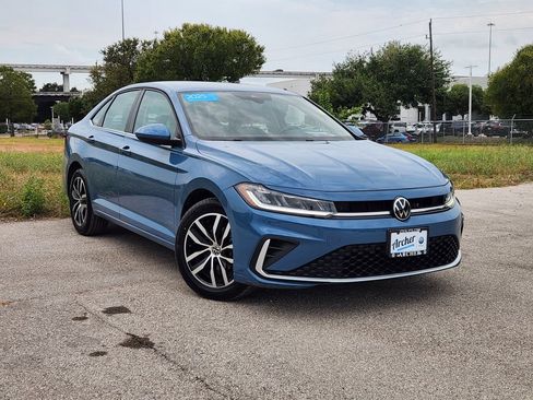 Certified 2025 Volkswagen Jetta SE FWD image 1