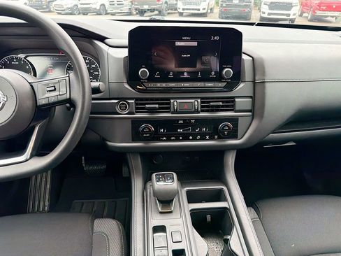 Used 2024 Nissan Pathfinder S image 18