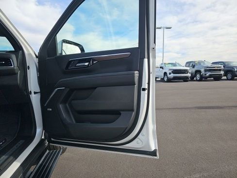 Used 2025 Chevrolet Tahoe High Country image 32