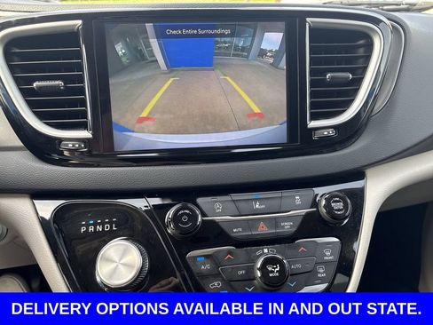 Used 2022 Chrysler Pacifica Touring-L FWD image 14