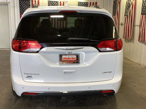 Used 2017 Chrysler Pacifica Limited image 5