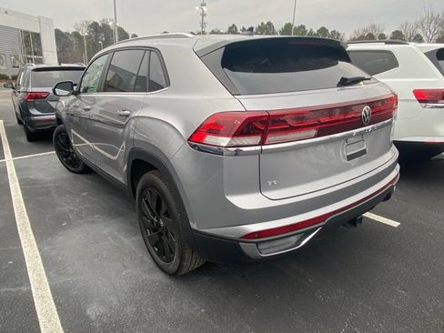 Used 2025 Volkswagen Atlas Cross Sport SE w/ Black Wheel Package image 10