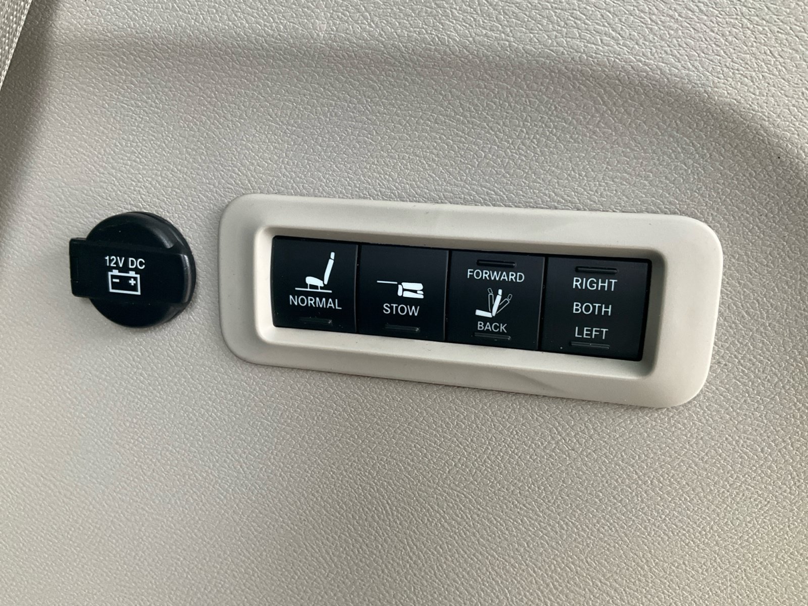 Used 2018 Chrysler Pacifica Limited w/ Advanced Safetytec Group FWD image 25