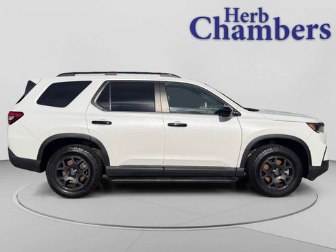 Used 2025 Honda Pilot TrailSport image 11