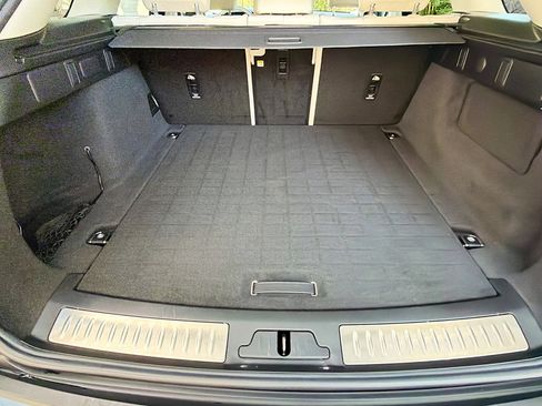 Used 2022 Land Rover Range Rover Velar R-Dynamic S image 12