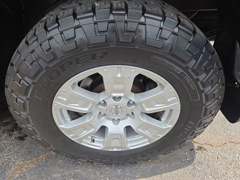 Used 2018 Nissan Titan SV w/ SV Convenience Package AWD/4WD image 12