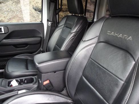 Used 2018 Jeep Wrangler Unlimited Sahara w/ Uconnect 4C Nav & Sound Group image 16