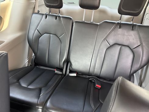 Used 2024 Chrysler Pacifica Limited FWD image 10