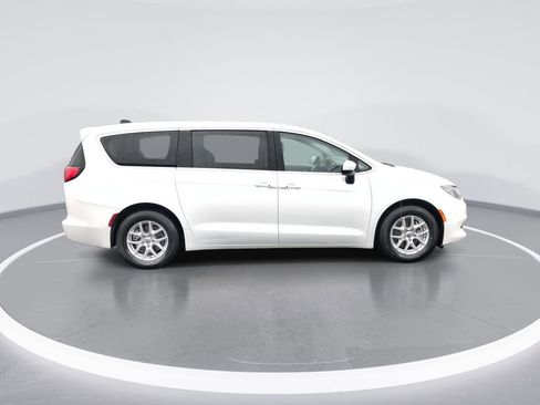 Used 2022 Chrysler Voyager LX FWD image 9