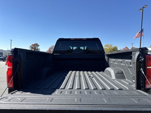 Used 2025 Chevrolet Silverado 2500 ZR2 w/ Technology Package image 32