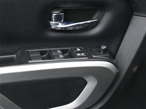 Used 2017 Nissan Titan SV image 16