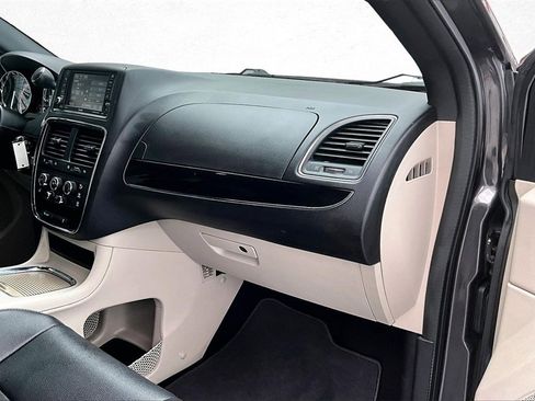 Used 2019 Dodge Grand Caravan SXT image 27