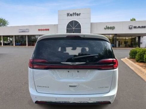 Used 2024 Chrysler Pacifica Limited FWD image 4