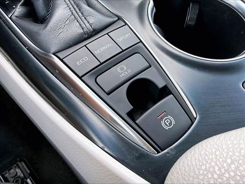 Used 2018 Toyota Camry XLE image 30