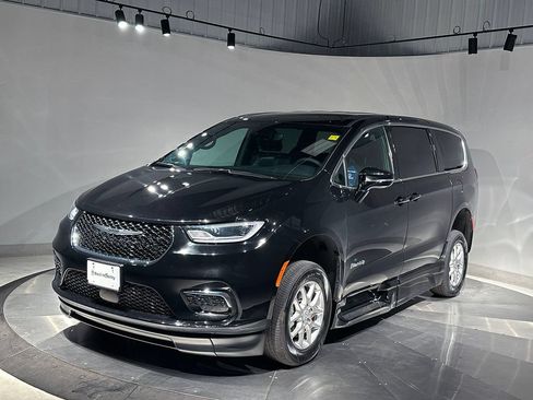 Used 2025 Chrysler Pacifica Select FWD image 2
