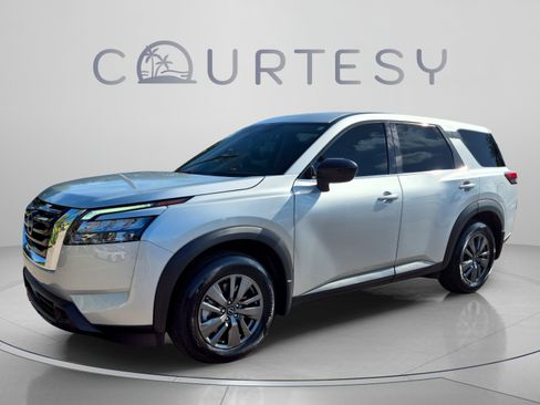 Certified 2025 Nissan Pathfinder S FWD image 1