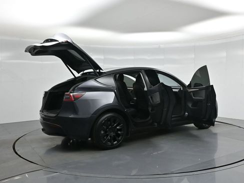 Used 2024 Tesla Model Y Long Range image 4