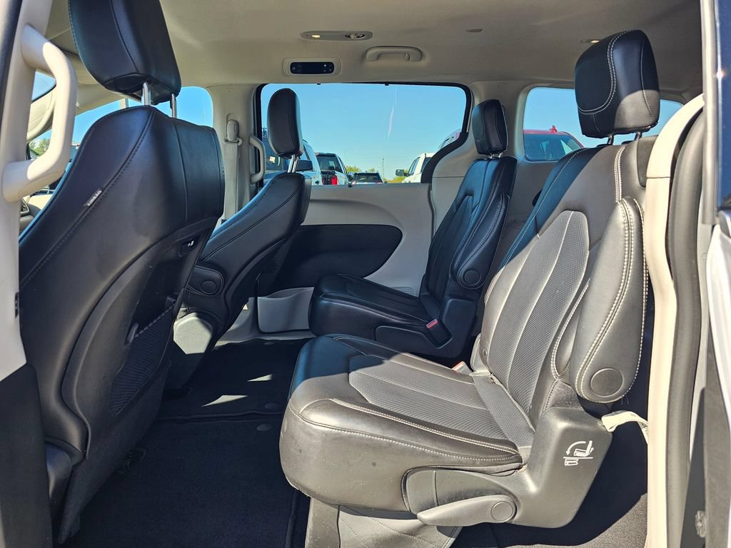 Used 2024 Chrysler Pacifica Touring-L FWD image 19