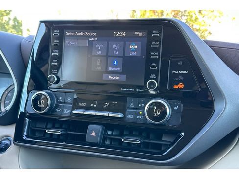 Used 2022 Toyota Highlander XLE image 27