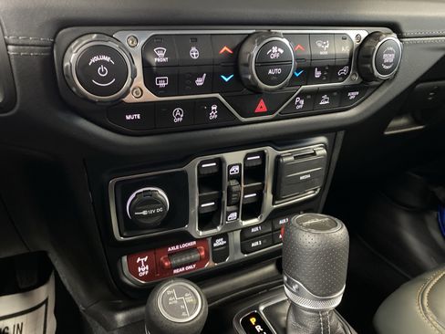 Certified 2024 Jeep Gladiator Mojave image 18