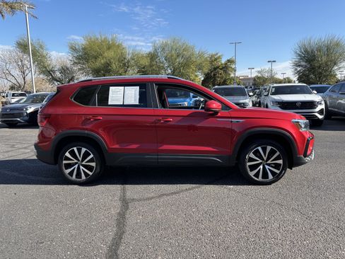 Certified 2022 Volkswagen Taos SE w/ Panoramic Sunroof Package image 5