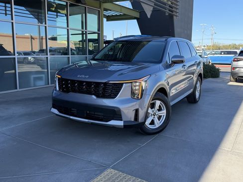 Used 2024 Kia Sorento LX image 2