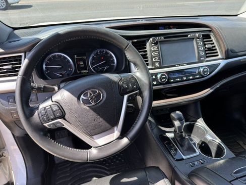 Used 2019 Toyota Highlander Limited w/ Carpet Mat Package (TMS) AWD/4WD image 13